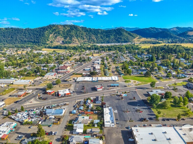 More Photos Of 120 SW Douglas Blvd, Winston Supermarket For Lease