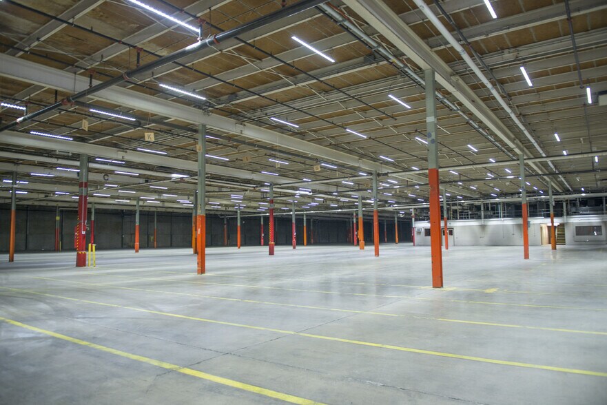 More Photos Of 927 N 19th Ave E, Newton Warehouse For Lease