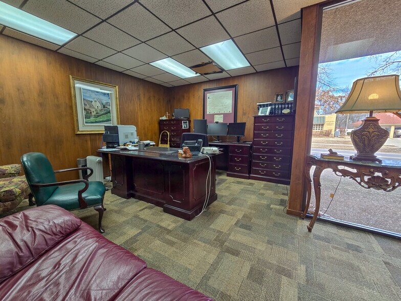 More Photos Of 123 W Highland St, Shawnee Office For Lease