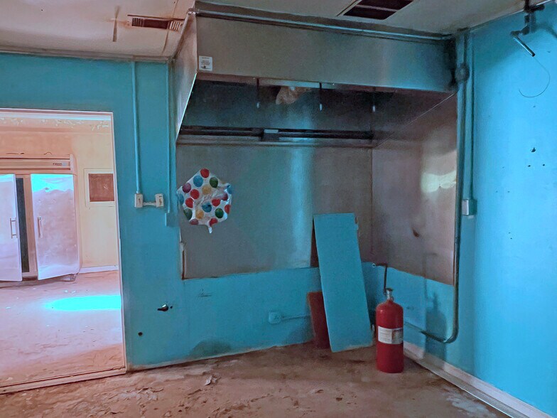 More Photos Of 3268 - 3244 River Fork Rd, Waterloo Bar For Sale