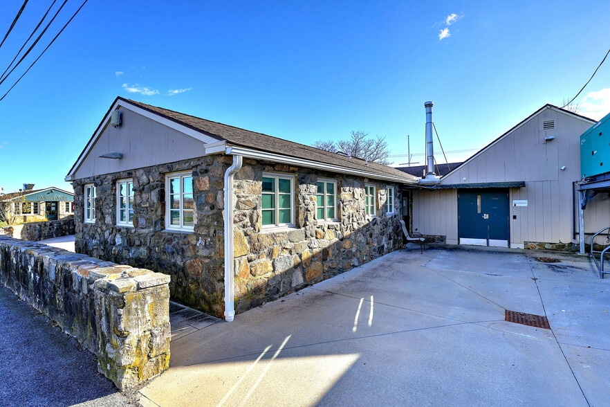 More Photos Of 506 Old Whitfield St, Guilford General Retail For Sale