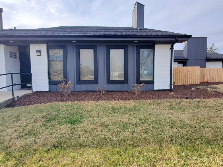 More Photos Of 17500-17516 S Carriageway Dr, Hazel Crest Office For Sale