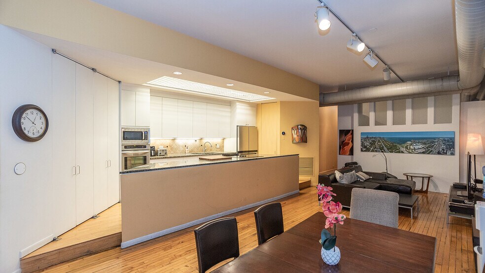 More Photos Of 711 N Milwaukee Ave, Chicago Storefront Retail Office For Sale