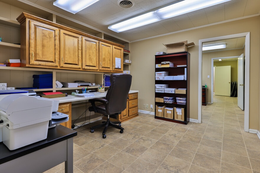 More Photos Of 308 N Lindell St, Martin Office For Sale