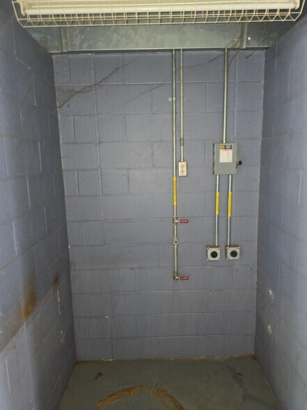 More Photos Of 907 N Pierce St, Alma Industrial For Sale