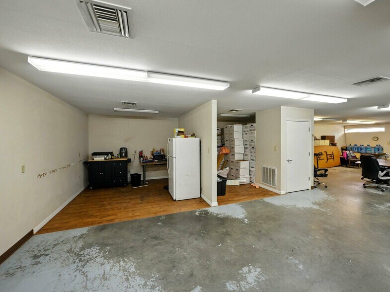 More Photos Of 2404 Longhorn Ave, Lakeland Manufacturing For Sale