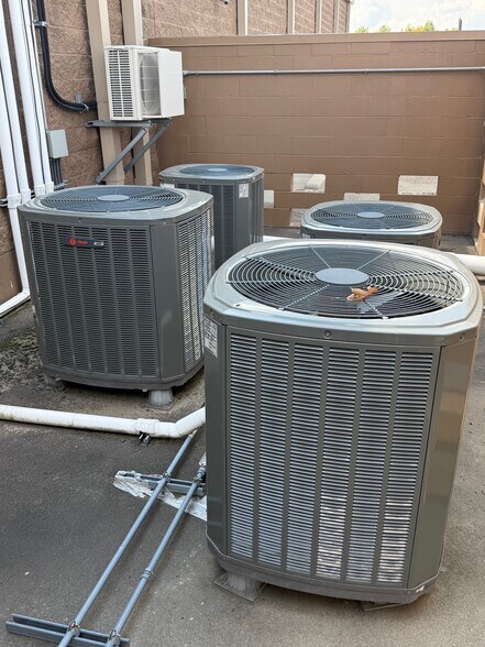 More Photos Of 934-942 Valley Creek Dr, Farmington General Retail For Lease