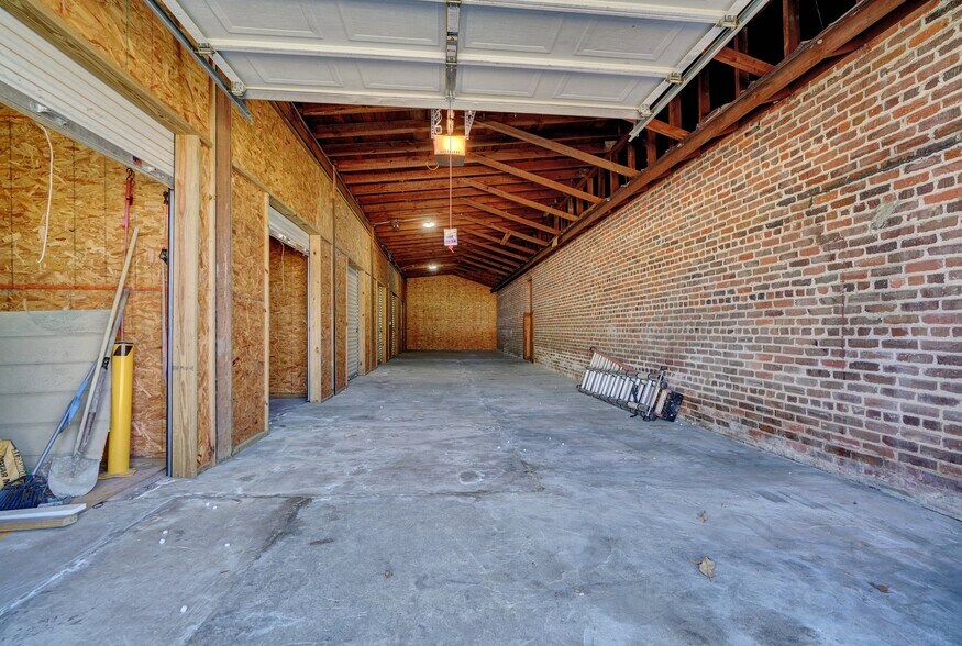 More Photos Of 300 Wilson Ave, Wakefield Sussex Self Storage For Lease