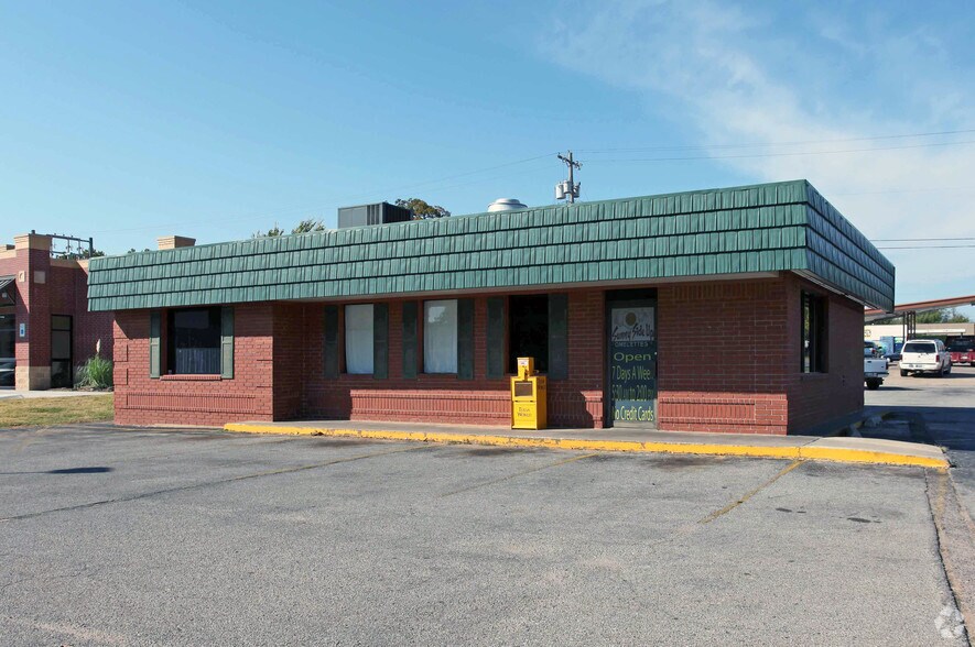More Photos Of 432 N Broadway Ave, Shawnee Restaurant For Lease