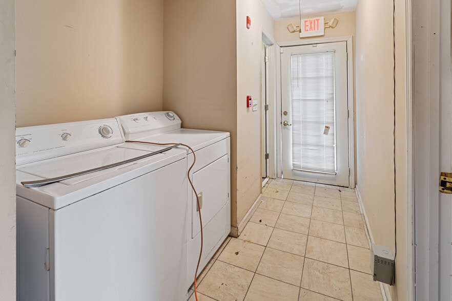 More Photos Of 960 Curry Pl, Macon-Bibb Healthcare For Sale