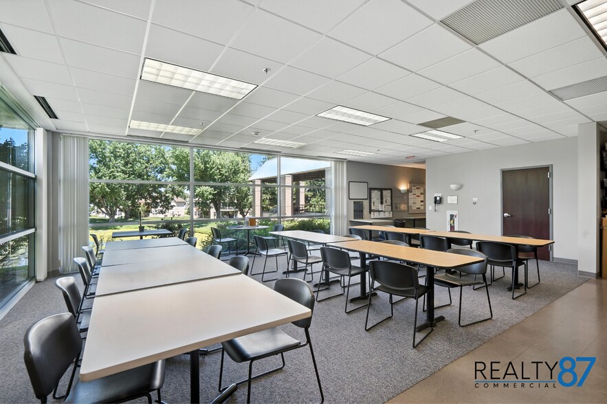 More Photos Of 4050 River Center Ct NE, Cedar Rapids Office For Lease