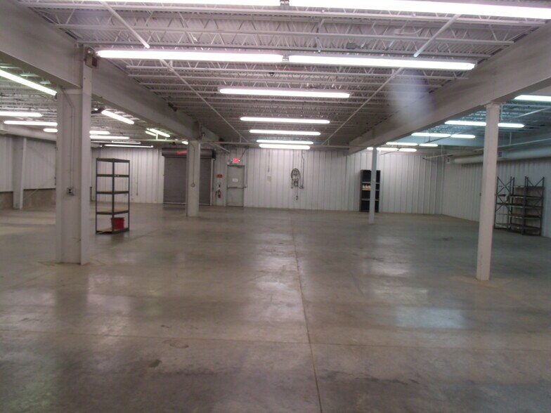 More Photos Of 411 Holmes St, Frankfort Light Distribution For Sale