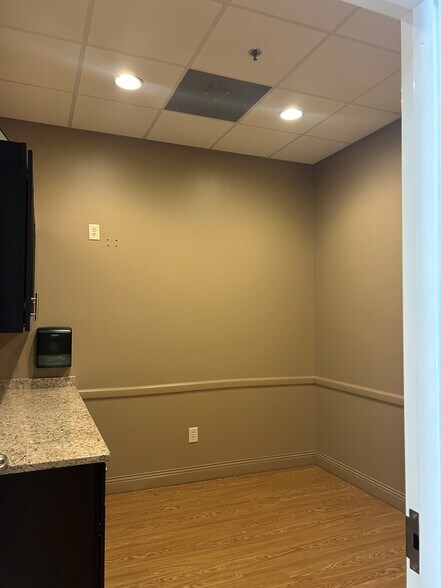 More Photos Of 437 S Illinois Ave, Oak Ridge General Retail For Lease