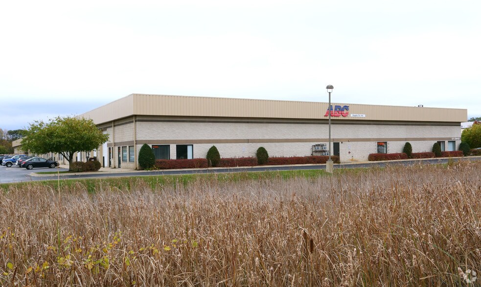 More Photos Of 171 Erick St, Crystal Lake Warehouse For Lease
