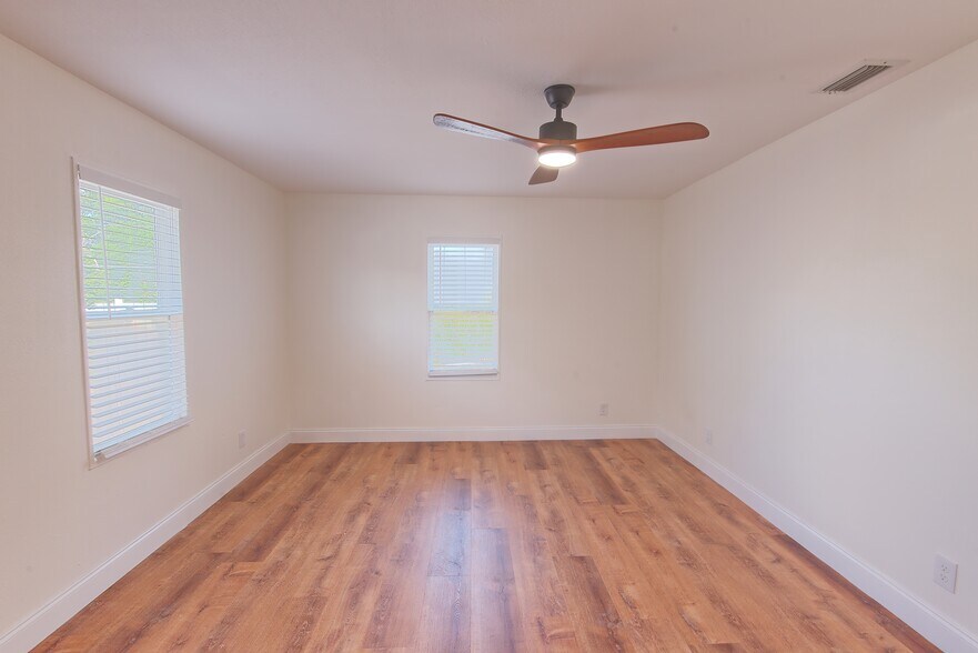More Photos Of 1200 40th St S, Saint Petersburg Office For Sale