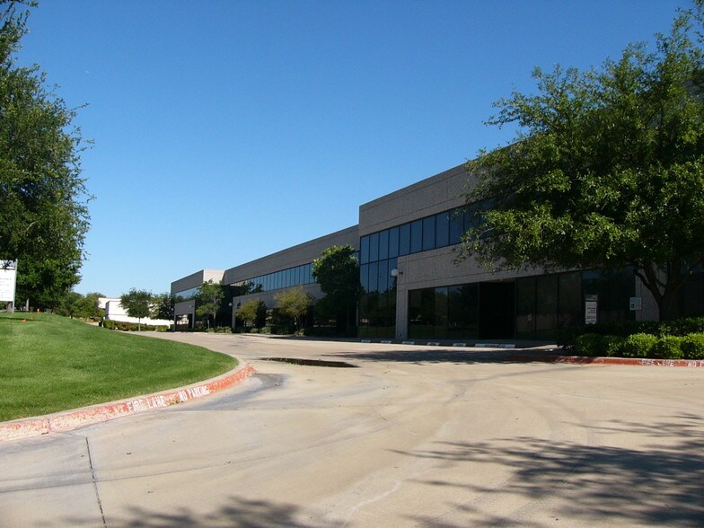 More Photos Of 3000-3080 Story Rd W, Irving Showroom For Lease
