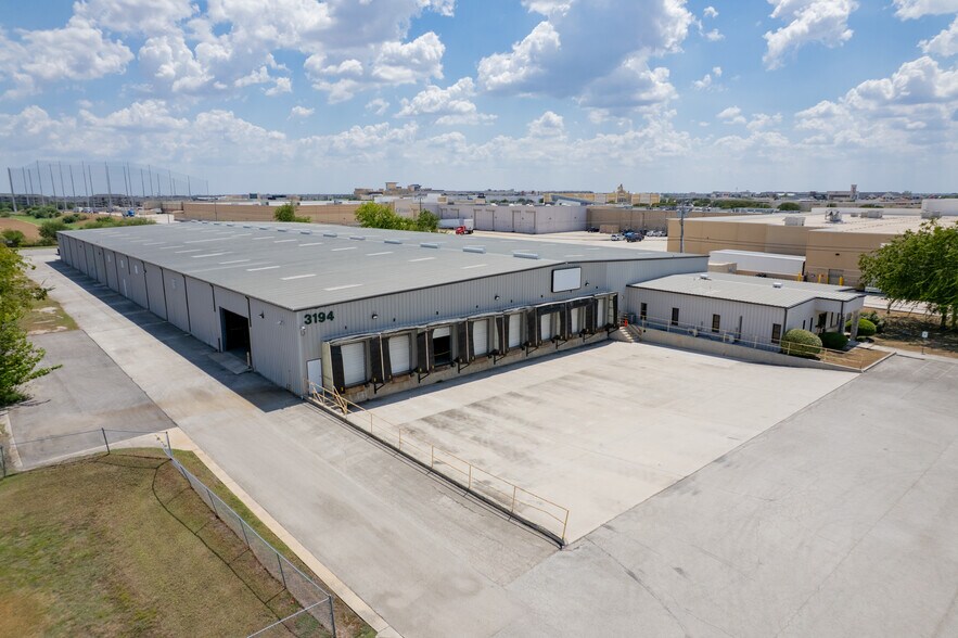 More Photos Of 3194 N Interstate 35, New Braunfels Warehouse For Lease