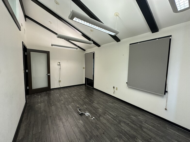 More Photos Of 442 Government St, Baton Rouge Office For Sale