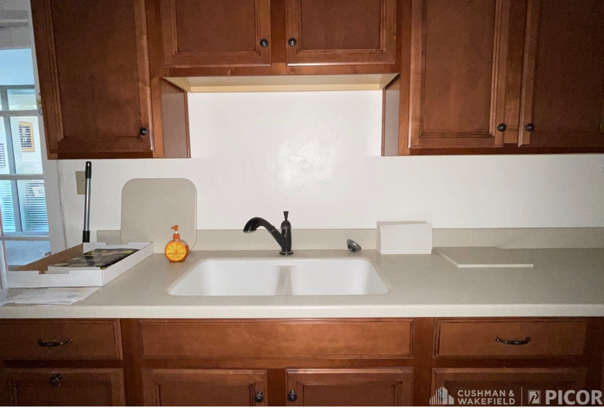 More Photos Of 8230 E Broadway Blvd, Tucson Medical For Sale