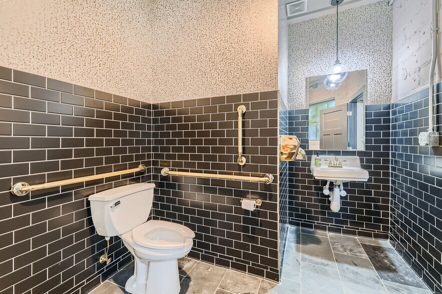More Photos Of 2611 S 1st Ave, Minneapolis Office For Sale