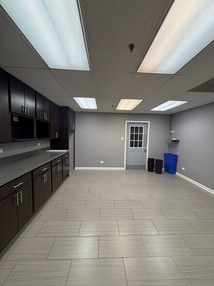 More Photos Of 3885 Industrial Ave, Rolling Meadows Warehouse For Lease