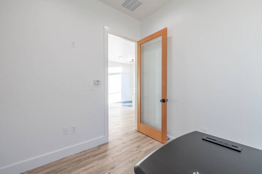 More Photos Of 8343 Upland Ave, Lubbock Office For Sale