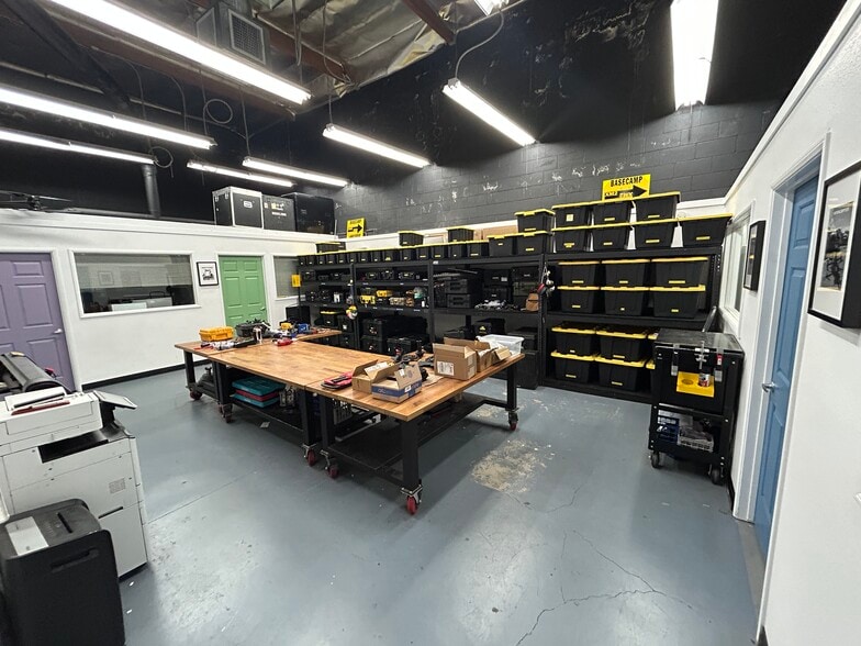 More Photos Of 16142 Wyandotte St, Van Nuys Warehouse For Lease