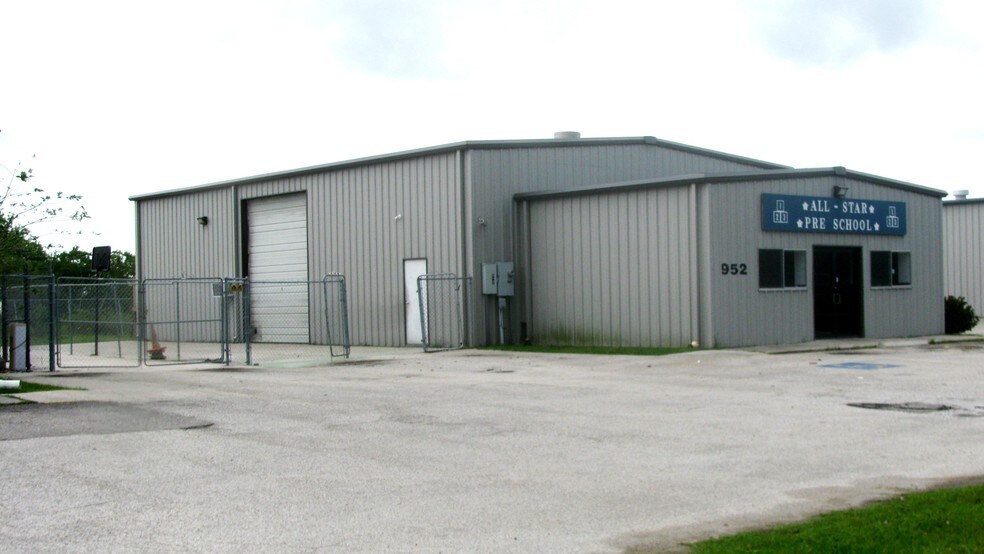 More Photos Of 950-1050 N Pine Rd, Texas City Warehouse For Lease