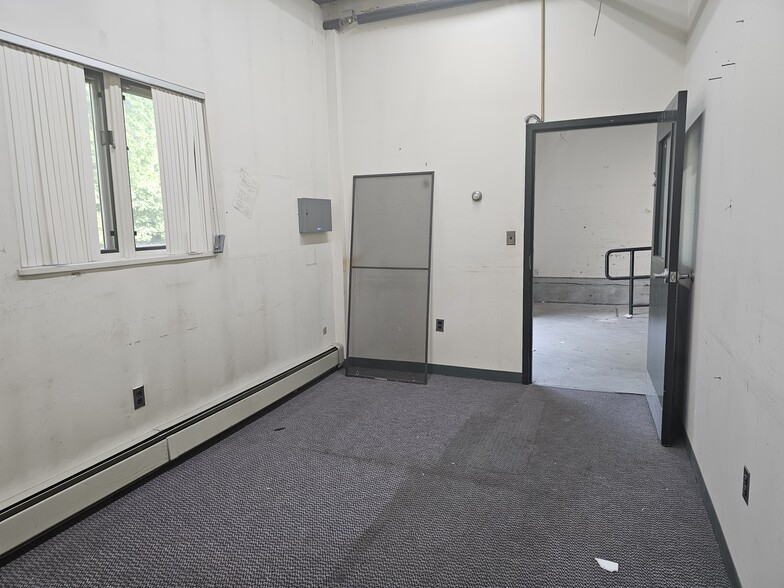 More Photos Of 20 Industrial Dr, Middletown Light Manufacturing For Lease