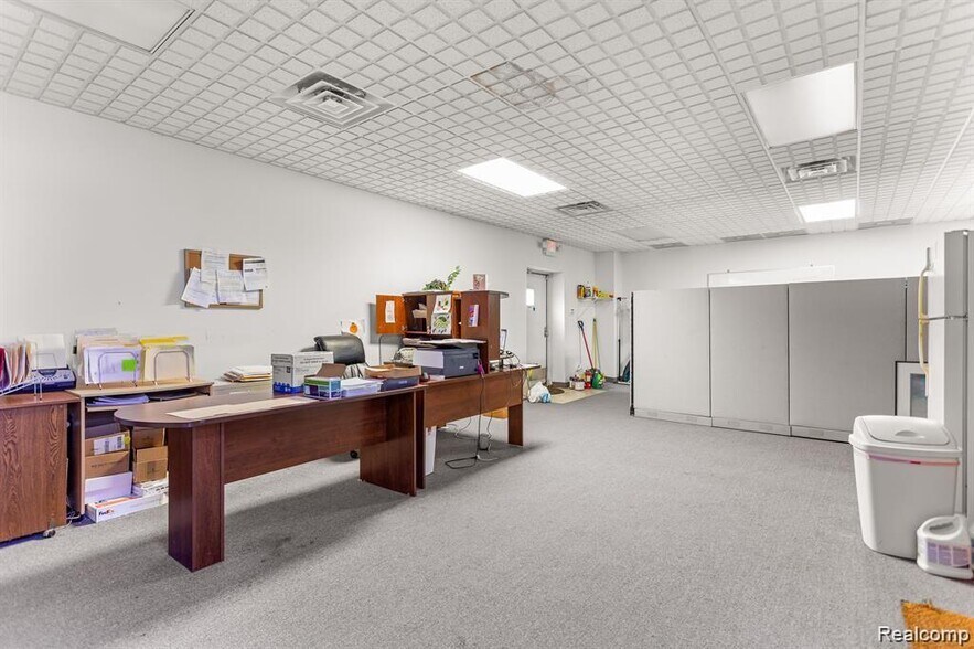 More Photos Of 3020 Oakwood Blvd, Melvindale Office For Sale