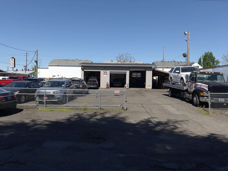 More Photos Of 610-622 SE 82nd Ave, Portland Auto Dealership For Sale