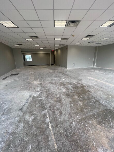 More Photos Of 1600-1624 E 11th Ave, Hutchinson General Retail For Lease