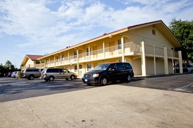 More Photos Of 5201 N State Line Ave, Texarkana Hotel For Sale