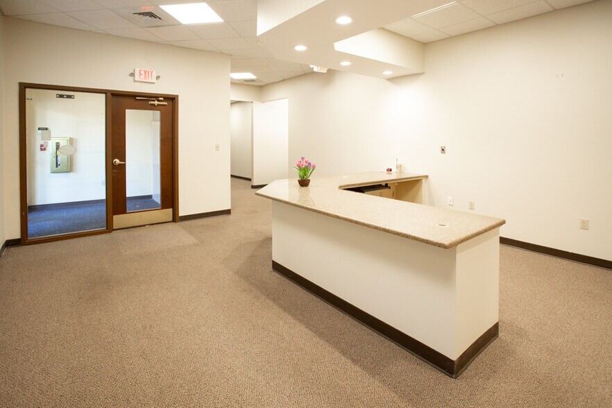 More Photos Of 439 State Rd, North Dartmouth Storefront For Lease