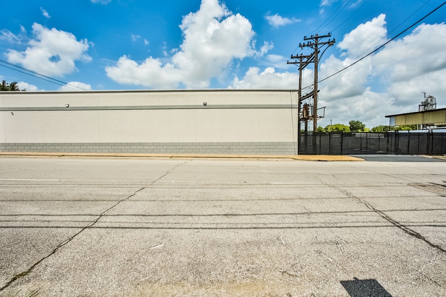 More Photos Of 213 Shaw Ave, Pasadena Industrial For Lease