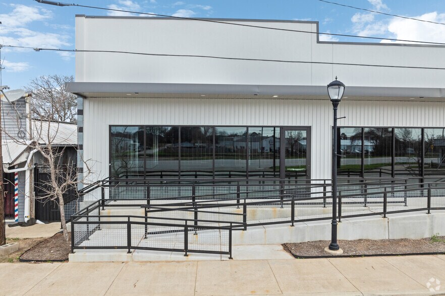 More Photos Of 2406 Main St, Waller Storefront For Lease