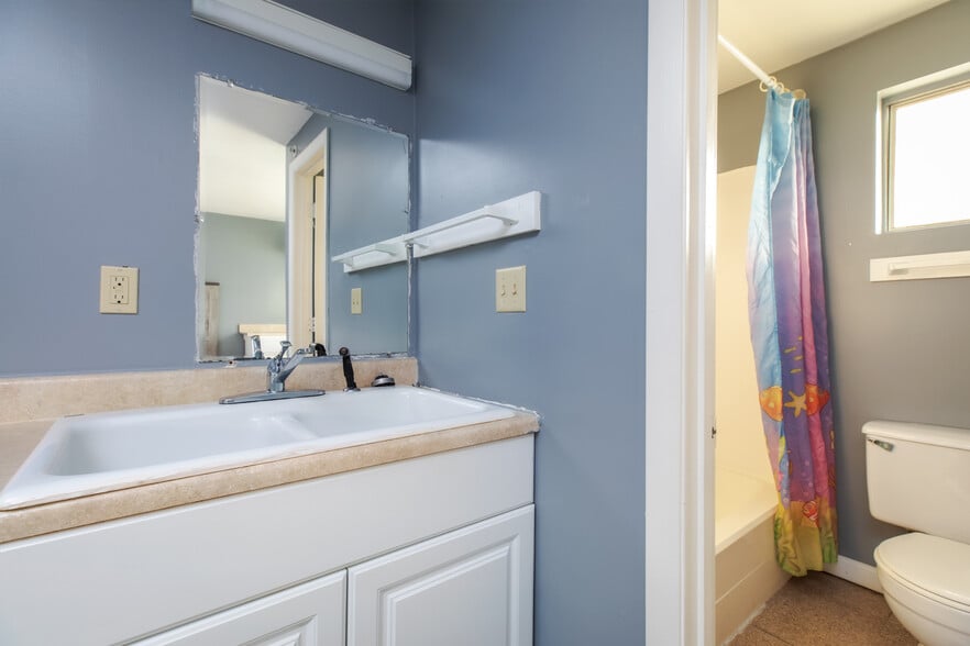 More Photos Of 198 Ashworth Ave, Hampton Hotel For Sale