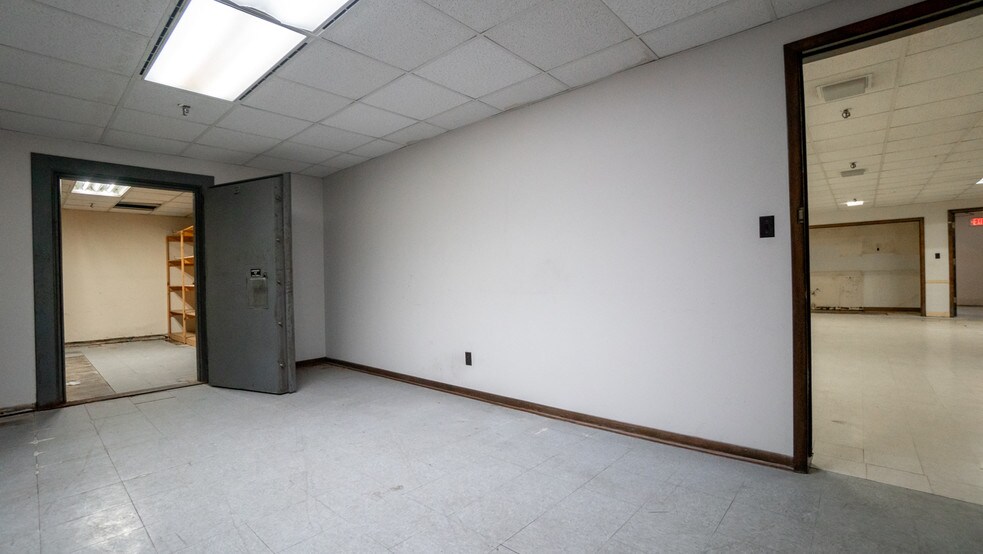 More Photos Of 7007 Calumet Ave, Hammond General Retail For Sale