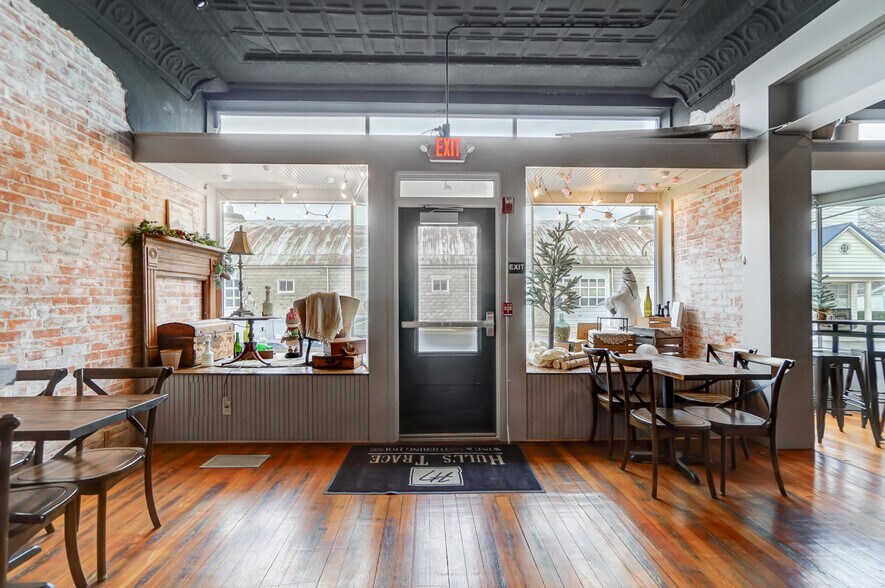 More Photos Of 105 E Liberty St, Arlington Restaurant For Sale