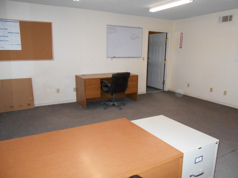 More Photos Of 512 E Greene St, Carlsbad Flex For Sale