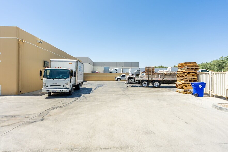 More Photos Of 77570 Enfield Ln, Palm Desert Warehouse For Sale