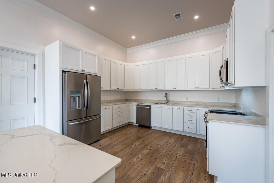 More Photos Of 433 Main St, Natchez Freestanding For Sale