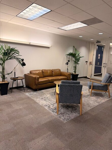 More Photos Of 396 W Greens Rd, Houston Office For Sale