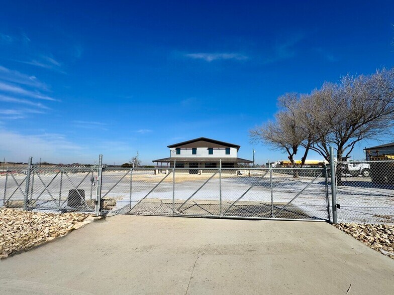 More Photos Of 105 McBar Dr, Jarrell Light Distribution For Lease