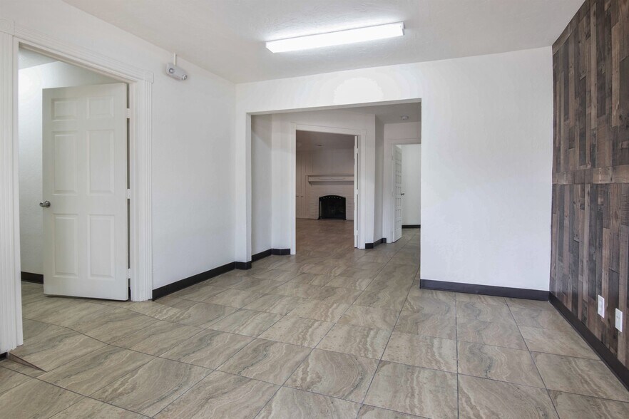 More Photos Of 825 Fairmont Pkwy, Pasadena Office For Sale