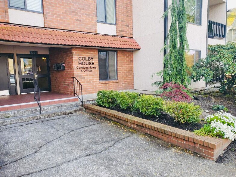 Primary Photo Of 3209 Colby Ave, Everett Office Residential For Lease