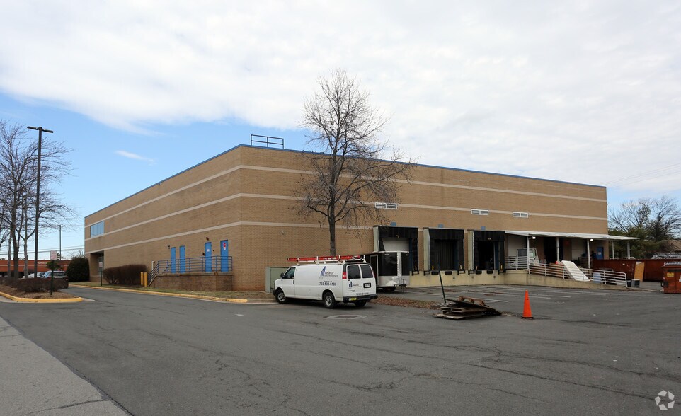 More Photos Of 4311 Walney Rd, Chantilly Warehouse For Lease