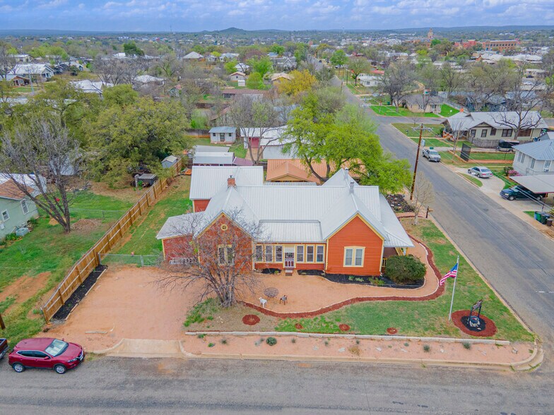 More Photos Of 1307 Wright St, Llano Freestanding For Sale