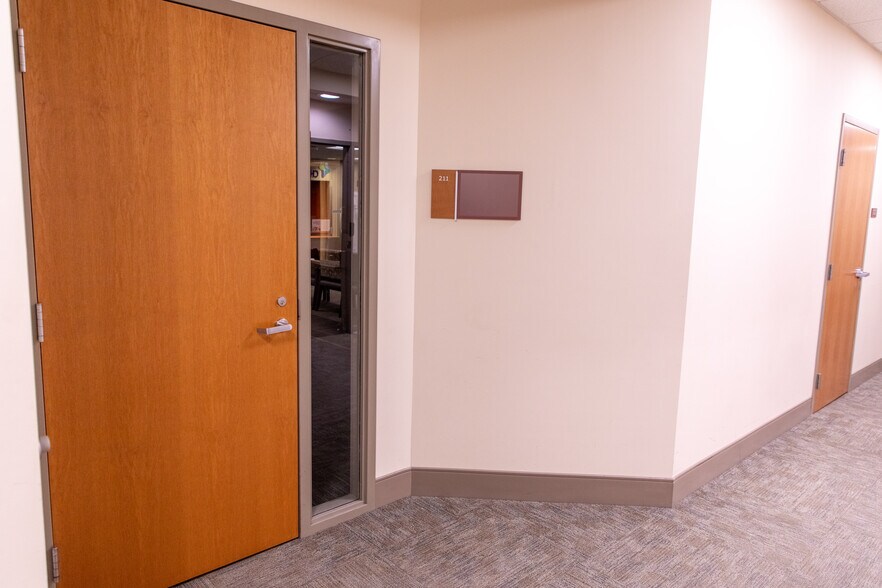 More Photos Of 16909 Lakeside Hills Ct, Omaha Medical For Lease