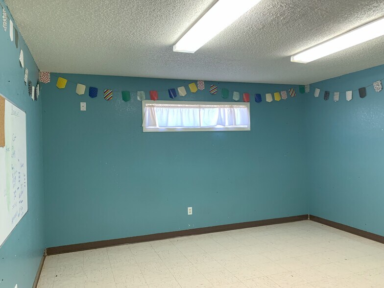 More Photos Of 2202 Upland Ave, Lubbock Flex For Sale